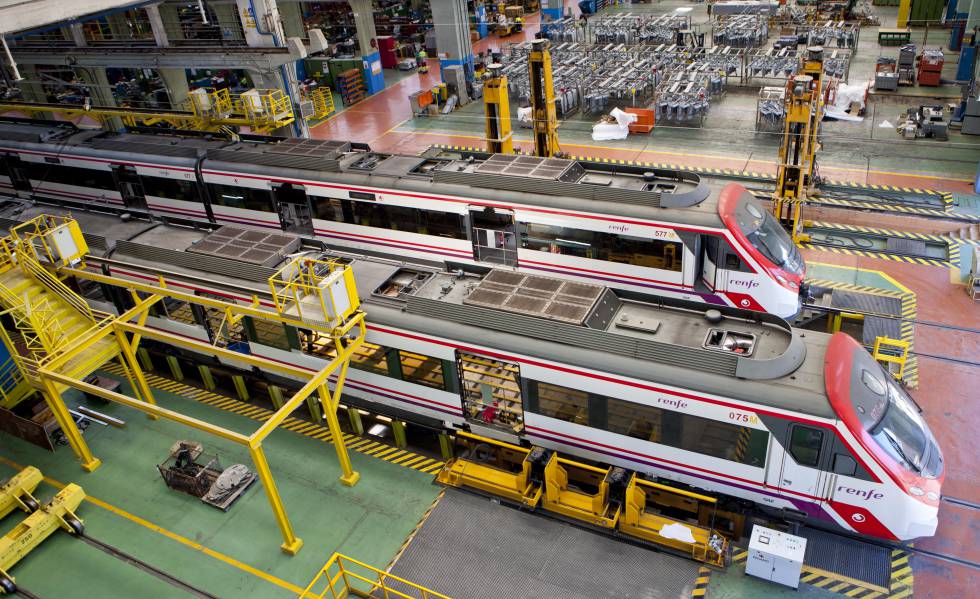 Trenes de Cercanías de Renfe en uno de los talleres de mantenimiento de la compañía.