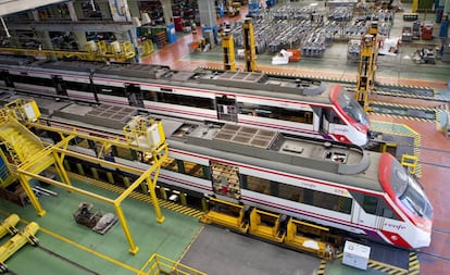 Trenes de Cercanías de Renfe en uno de los talleres de mantenimiento de la compañía.