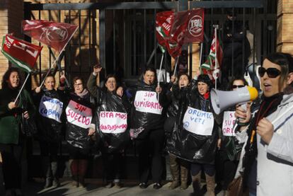 Protesta de trabajadoras ayer en la Delegacin Provincial de Sevilla de la Consejera de Educacin.