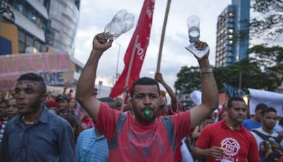 Paulistanos en la Marcha por el Agua.