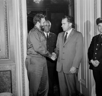 El vicepresidente Richard Nixon recibe a Fidel Castro en su primera visita a Estados Unidos el 19 de abril de 1959.