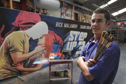 Alfonso Pérez en el taller ante uno de sus carteles de cine todavía sin terminar.