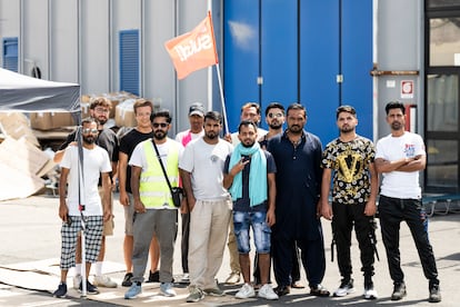 Trabajadores textiles y miembros del sindicato SUDD Cobas, frente a una empresa donde mantenían una protesta, el pasado miércoles en Prato.