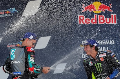 Fabio Quartararo celebra su triunfo en el podio junto a Valentino Rossi.