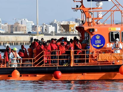 Una embarcación de Salvamento Marítimo llega al puerto de Almería tras un rescate de migrantes en el mar de Alborán, en diciembre.