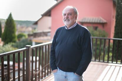 Pedro José Cabrera, actual alcalde de Valdepiélagos, en su casa.