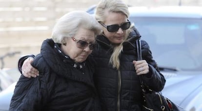 La reina Beatriz de Holanda y la princesa Mabel, esposa del príncipe Friso, a su llegada al hospital de Innsbruck.