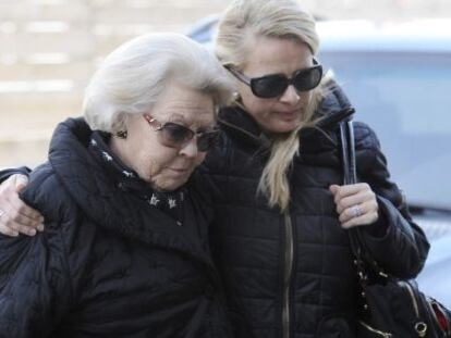 La reina Beatriz de Holanda y la princesa Mabel, esposa del príncipe Friso, a su llegada al hospital de Innsbruck.