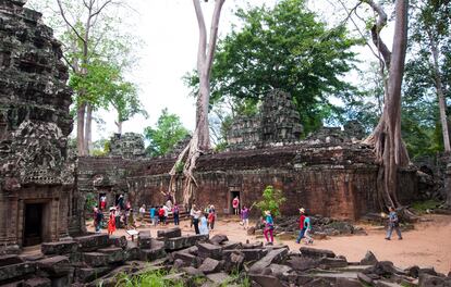 Turistas recorren el conjunto arqueológico de Angkor.