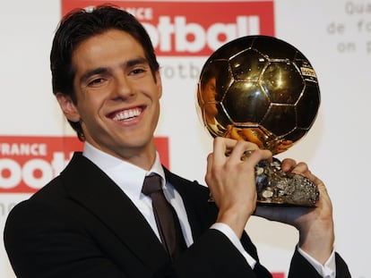 El futbolista mediocentro brasileño del AC Milán Ricardo Kaká levanta su Balón de Oro durante la ceremonia en París en 2007.