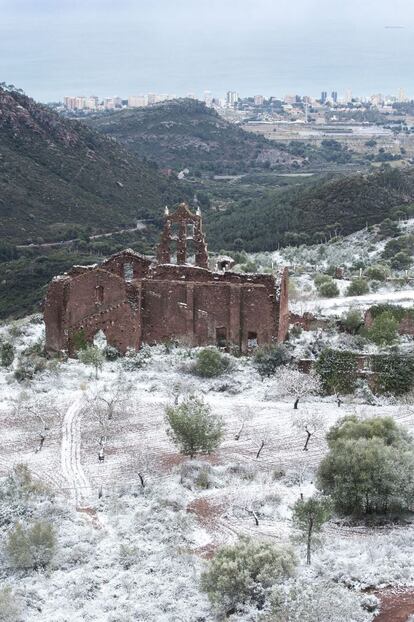 Temporal de frio y nieve afecta al parque natural del Desert de Les Palmes situado entre Benicassim y Castellón a escasos kilómetros del mar.