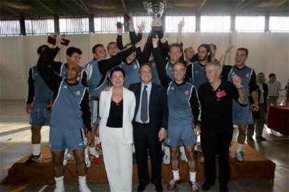 El equipo de Madrid III celebra su triunfo con Florentino Pérez y Mercedes Gallizo, directora de prisiones.