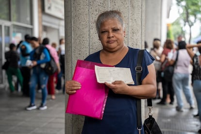 Ninfa Vélez sufre de hipertensión. "Antes había cuatro oficinas de la dispensadora en donde se podía esperar dentro, sentado incluso. Ahora toca madrugar desde muy temprano e igual no me entregan lo que necesito. Son 10 medicamentos y no los he recibido desde hace 3 meses. Cuando se me sube la tensión me deben hospitalizar en urgencias por al menos dos días", explica.