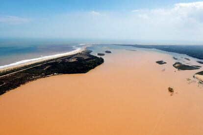 La previsión inicial del Ministerio de Medio Ambiente de Brasil calculaba que el barro vertido en el desastre de Mariana se extendería por nueve kilómetros de la costa de Espírito Santo. Los nuevos cálculos hacen temer un alcance mayor.