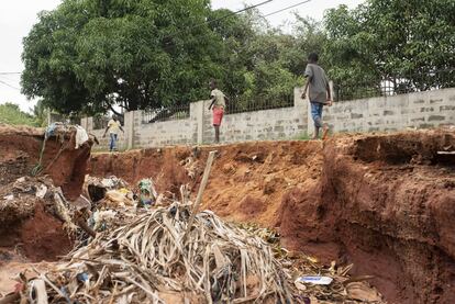 Uma grande parte das ruas de Pemba e as estradas da Província de Cabo Delgado foram destruídas e deixaram muitos dos moradores de diferentes cidades incomunicáveis. Isso dificulta o acesso à distribuição de ajuda humanitária das diferentes ONGs que operam no campo. Os fortes ventos rasgaram árvores, destruíram navios e causaram cortes no sistema elétrico. Os boletins meteorológicos de Météo-France indicaram que a altura máxima das ondas atingiu cinco metros no extremo norte do país.