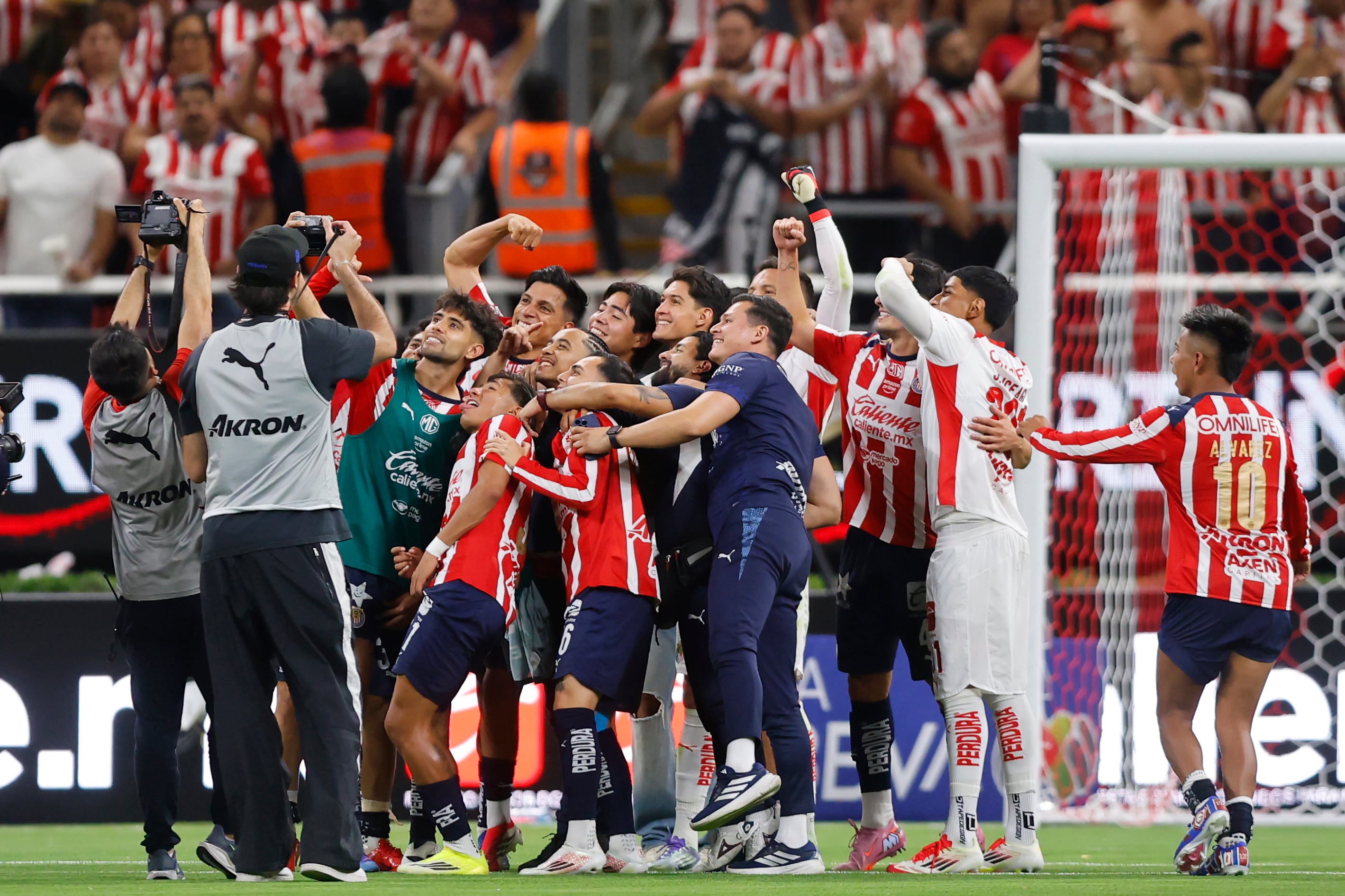 Las fabulosas Chivas se meten a las semifinales de la Liga MX tras tumbar a los Tigres