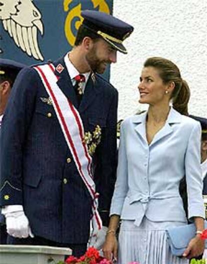 Los Príncipes presiden la entrega de despachos a 68 alumnos que han acabado sus estudios del Ejercito del Aire.