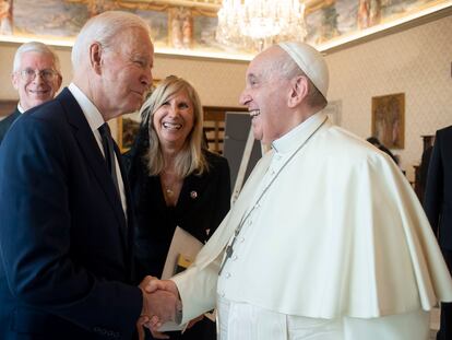 El presidente de Estados Unidos, Joe Biden, y el papa Francisco se saludan este viernes en el Vaticano.