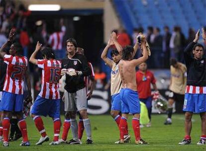 Los jugadores del Atlético de Madrid saludan a su afición después del partido ante el Olympique de Marsella