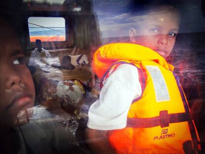 Samir (d), un niño de ocho años de Somalia, se ve en la nave de rescate Astral de la organización no gubernamental Proactiva Brazos Abiertos, mientras se dirigen hacia la isla italiana de Lampedusa después de ser rescatados en alta mar, el 25 de septiembre de 2015.