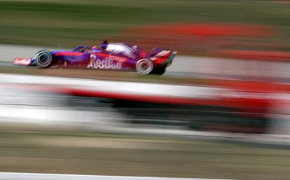 El piloto de Toro Rosso, el tailandés Alexander Albon, durante una sesión de prueba de pretemporada de Fórmula Uno en el circuito de Montmeló, Barcelona.