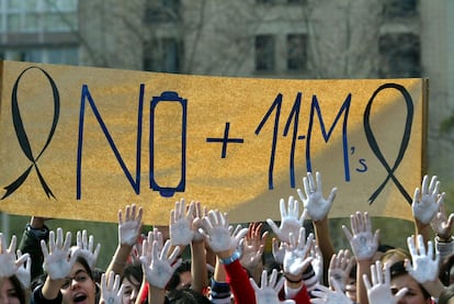 Un día después de los atentados, y unas horas antes de las grandes marchas que ocuparían las calles de toda España, se produjeron varios paros y concentraciones a mediodía en los centros de trabajo y en las universidades del país. En la imagen, un acto de protesta en Barcelona.