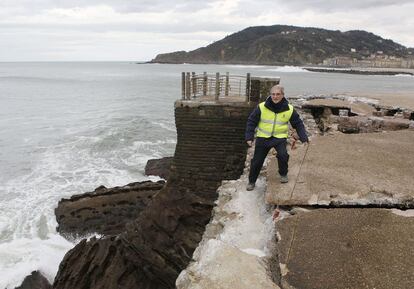 <b>Comprobación de daños</b>. El paseo marítimo de San Sebastián ha sufrido daños en diversos puntos, donde el oleaje ha golpeado con más fuerza. En la imagen, un técnico observa los daños ocasionados por el temporal el pasado lunes en el Paseo Nuevo, una de las zonas donde las olas impactaron con más fuerza, provocando el derrumbe de un muro de piedra por donde se coló el agua que llegó hasta la parte vieja de la ciudad.