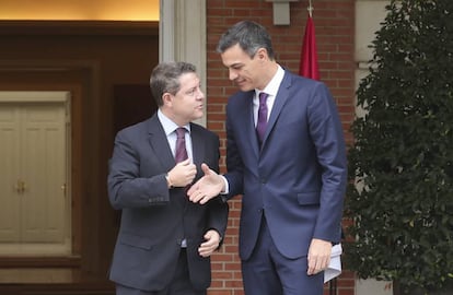 Pedro Sánchez y Emiliano García-Page, en el palacio de La Moncloa.