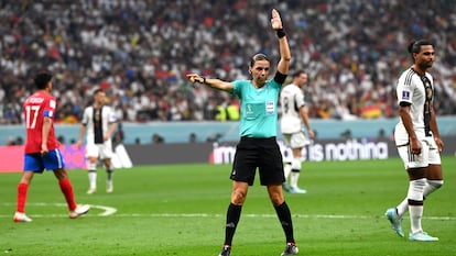 La árbitra Stéphanie Frappart durante el Croacia - Alemania, que se enfrentaron este jueves en el último partido de la fase de grupos.