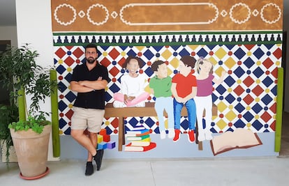 Rafael González Ceballos, gerente del colegio Alhambra de Tánger, en una sala del centro.