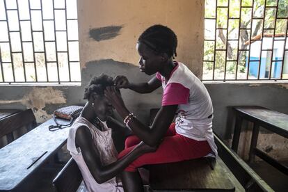 Las niñas lo tienen más difícil en este país de 'Nunca Jamás'. Los niños no desaparecen, como en la historia de Peter Pan, pero muchos son invisibles y sus problemas están olvidados. “La sociedad de Guinea Bisáu es profundamente patriarcal”, anota Unicef. “Debido al sesgo de género en el acceso a los recursos, la pobreza afecta más a las mujeres que a los hombres. Las jóvenes y las niñas son las más vulnerables, con menos acceso a la educación que los varones y con tasas de alfabetización en descenso”. La mutilación genital femenina es, además, una práctica generaliza tanto en el entorno rural como urbano, subraya el organismo.