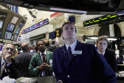 Operadores bursátiles siguen la intervención de Barack Obama en televisión, ayer en la Bolsa de Nueva York.