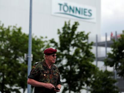 Imagen de un militar alemán, junto a las instalaciones de la empresa cárnica Tönnies, cerrada debido a un brote de coronavirus, en Rheda-Wiedenbrueck, al oeste de Alemania.