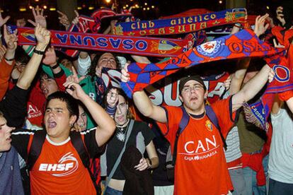 Hinchas de Osasuna celebran el éxito del equipo el jueves en Pamplona.