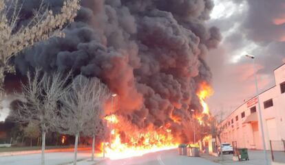 Des de primera hora s'han rebut prop de 150 trucades que avisaven del foc, visible des de municipis allunyats de la zona. A la imatge, les flames s'estenen des de la nau de l'empresa Derpin.