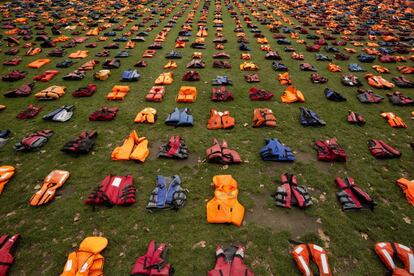 2.500 chalecos salvavidas usados por refugiados que cruzaron de Turquía a la isla griega de Chios se muestran en lo que los organizadores llaman "cementerio de chalecos salvavidas", en la plaza del parlamento de Londres.