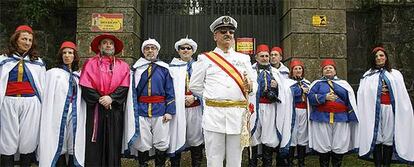 La comparsa Os Maracos, disfrazada de Guardia Mora de Franco, delante del pazo de Meirás.