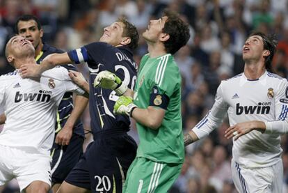 Casillas, rodeado de jugadores durante el partido