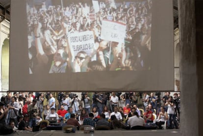 Integrantes del colectivo Democracia Real Ya, en su comparecencia en el centro autogestionado de Tabacalera.