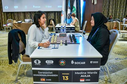 La ajedrecista Sara Khadem, ante Medina Warda Aulia, de Indonesia.