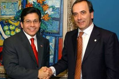 El fiscal general de EE UU, Alberto Gonzales (izquierda), con el ministro del Interior, Antonio Alonso, en Madrid.