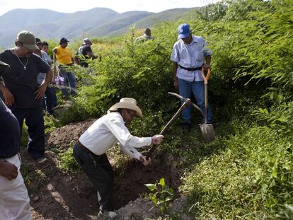 Um grupo busca vestígios dos estudantes desaparecidos em Iguala, em outubro de 2014.