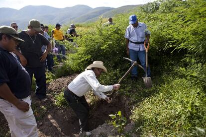 Um grupo busca vestígios dos estudantes desaparecidos em Iguala, em outubro de 2014.