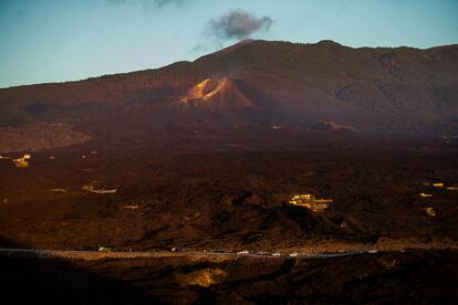 Carretera que cruza la colada de lava en la isla de La Palma. Al fondo, el volcn de Cumbre Vieja.