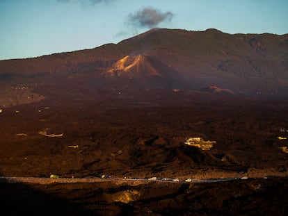Carretera que cruza la colada de lava en la isla de La Palma. Al fondo, el volcán de Cumbre Vieja.