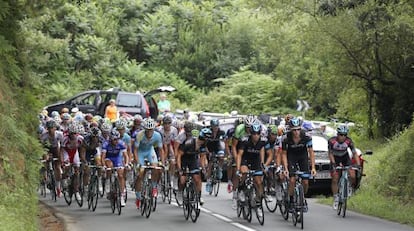 El pelotón a su paso por el alto de Jaizkibel, durante la 33 edición de la clásica ciclista San Sebastián-San Sebastián