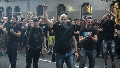 Agents dels Mossos es concentren davant la seu d'Interior.