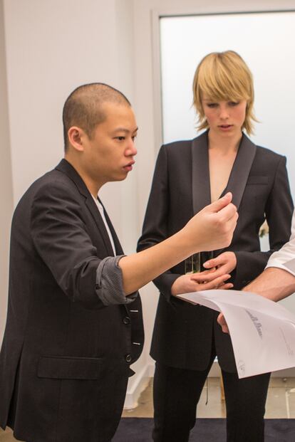 Jason Wu, director creativo de Hugo Boss, y Edie Campbell.