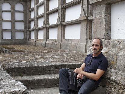 El actor Luis Tosar en el cementerio del parque de San Domingo de Bonaval, en Santiago de Compostela, convertido en espacio verde hace 20 años.