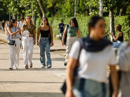 Varios estudiantes caminan por el campus de la Universidad Complutense de Madrid.